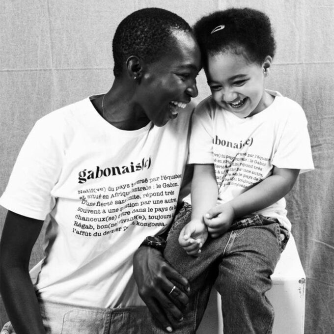 Dorinex et sa fille Yami portant le tshirt "gabonais(e)"