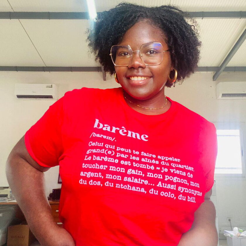 Leslie portant avec sourire le t-shirt "barème" en rouge