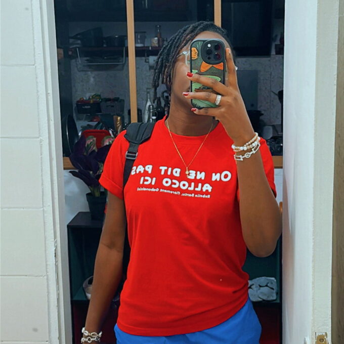 Selfie miroir du t-shirt rouge "No Alloco"