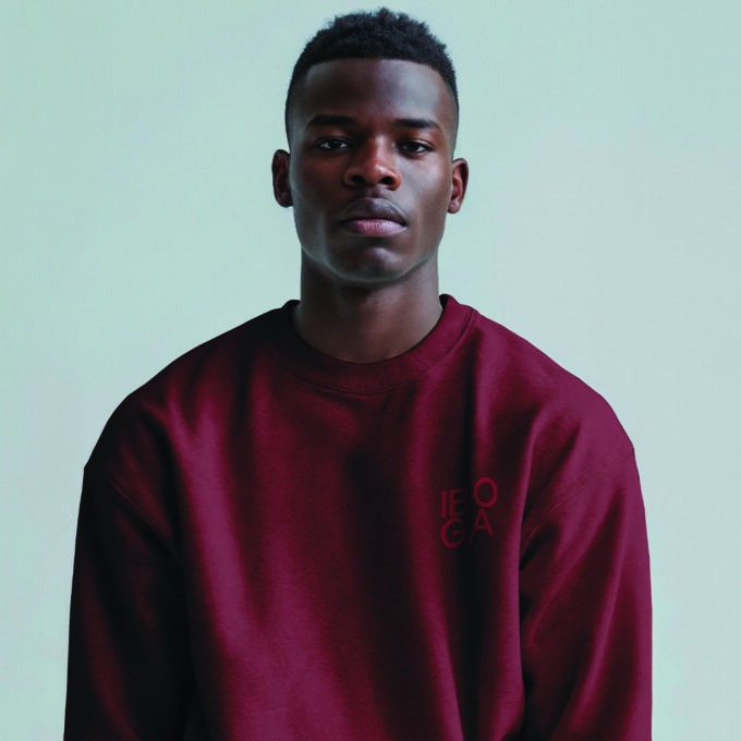 Homme portant un sweat-shirt rouge iboga.